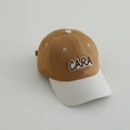 Dettaglio delle cuciture a contrasto e lettere ricamate 3D sul cappello da bambino - 52-54cm (3-8 Anni) / Caffè (CARA)