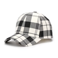 Détail du motif à carreaux noir et blanc sur une casquette de baseball à 6 panneaux - Carreaux Noir et Blanc (C)