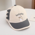 Dettaglio cappellino a rete per bambini con creste di dinosauro e ricamo luckyday - 50cm 1-3 Anni / Grigio