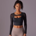 Detail der durchsichtigen Netzhüllen und des Ausschnitts am schwarzen Yoga-Langarmshirt - S / Schwarz