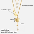 Dettaglio della collana a strati in acciaio inossidabile dorato con ciondoli a farfalla e graffetta - Oro 14K