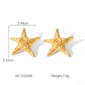 Dettaglio dell'orecchino a stella in oro 18k martellato con misure e texture unica - Stile Stella Marina Dorata (HC-E10346)