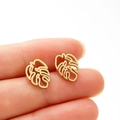Pendientes bohemios de hoja de monstera dorada mostrados en la mano como referencia - Dorado