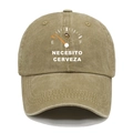 Dettaglio del cappellino in cotone lavato kaki con motivo birra e scritta Necesito Cerveza - M (56-58cm) / Cachi