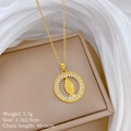 Détail du pendentif doré avec portrait et zircons blancs sur une boîte à bijoux beige - Style Micro-Pavé Circulaire De La Vierge Marie En Or (H349)