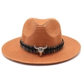 Dettaglio di un cappello di paglia marrone con fascia etnica e decoro a teschio di toro - M (56-58cm) / Caramello