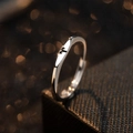 Anillo zodiacal Aries minimalista en plata S925 acabado platino con símbolo grabado - Abierto Ajustable / Aries