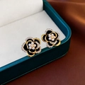 Dettaglio di orecchini vintage a fiore con smalto nero, perle e zirconi su portagioie - Perno in Argento-Orecchini a Bottone con Fiore di Perla e Goccia d'Olio Nera