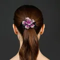 Eleganter lila Blumen Haarklammer mit Strasssteinen auf braunem Haar für Damen - 3-Zähne Clip - Neue Pfingstrose / Metallrosa