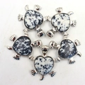 Vijf schildpad hangers met dalmatiër jaspis steen en zilveren metalen details - 5-delige set / Gevlekte Steen