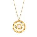 Dettaglio della collana con ciondolo a sole dorato e intarsio bianco su sfondo neutro - Collana Dorata (CK581-金色项链)