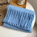 Écharpe épaisse en mohair bleu ciel à franges sur table avec accessoires d'hiver - Bleu ciel