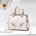 Elegante borsa beige in morbida pelle ricamata con dettagli a cuore e motivi floreali - Bianco Sporco