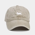 Dettaglio del ricamo di un piccolo cane bianco su un cappello di cotone lavato kaki - Regolabile / Cachi