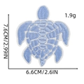 Detail eines hellblauen Schildkröten-Stickpatches mit genauen Maßen 7,6 cm x 6,6 cm - Hellblau