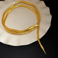 Collar dorado con forma de serpiente y ojos negros de estilo vintage sobre plato - Brazalete Gargantilla Multiusos - Oro