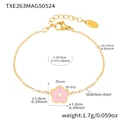 Detail van de gouden roestvrijstalen armband met roze zirkoon bloembedel en afmetingen - 13+3cm