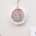Colgante navideño redondo de madera con borde de felpa y diseño de pino plateado - Árbol de Navidad