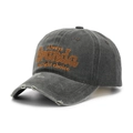 Dettaglio della tesa usurata e del ricamo arancione sul cappello di cotone lavato vintage - Taglia unica (56-60cm regolabile) / Grigio Scuro/Ricamo Arancione (D)