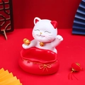 Statuina gatto portafortuna bianco in resina con lingotto d'oro e base sacco rosso - Gatto portafortuna contenitore rosso (P041)