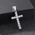 Macro del ciondolo a croce in argento scintillante con zirconi su sfondo nero strutturato - Catena a Serpente Quadrata (KP116402-MZOZ) / Argento