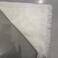 Foulard quadrato a maglia bianco per donne anziane con dettagli di frange classiche - 75x75cm / Bianco