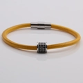 Détail d'un bracelet en cuir jaune avec fermoir magnétique argenté et perle de pierre - Jaune (4)
