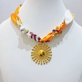 Collier avec pendentif soleil doré et foulard en soie imprimé orange et blanc - Pendentif Soleil Avec Foulard Imprimé Orange (KN298810-SXSJ)