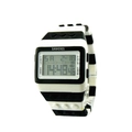 Gros plan d'une montre digitale avec bracelet blanc en blocs et écran LED clair - Bord Blanc Noir Blanc H