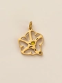 Détail d'un pendentif fleur en or creux avec zircon jaune sur fond beige neutre - Novembre Or (Pendentif)
