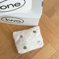 Detalle de neceser de felpa blanca con bordado floral y etiqueta tejida de Suzakka - Neceser de maquillaje