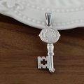 Pendentif clé en acier inoxydable argenté avec médaille religieuse et gravures fines - Clé Portrait / Acier