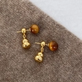 Orecchini occhio di tigre con ciondolo a zucca dorata su sfondo di maglia marrone - Stile Ciondolo Mini Zucca d'Oro / 4# Perno per orecchino in argento - Oro - Marrone