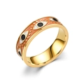 Detailansicht eines Goldrings mit orangefarbenem Emaille-Finish und Evil Eye Mustern - US 6 / Gold-Gelbes Emaille