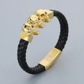 Bracelet pour homme en cuir tressé noir avec trois crânes dorés et fermoir magnétique - Style Trois Crânes Dorés (KB62001-BD)
