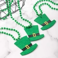 Dettaglio di collane di perline verdi con cappellini in feltro per San Patrizio - Ciondolo Cappello