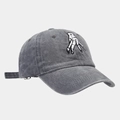 Détail d'une casquette de baseball gris délavé avec broderie et boucle en métal réglable - Gris