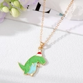 Goldkette mit einem glitzernden grünen Dinosaurier und einer roten Weihnachtsmütze - Weihnachtsmütze Grüner Dinosaurier - Goldkette