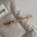 Dettaglio di fermaglio per capelli dorato ondulato con quattro perle su lino - Stile Lungo-Oro / Perle piccole multiple