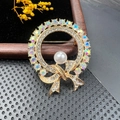 Broche couronne dorée élégante avec cristaux arc-en-ciel, perle blanche et nœud diamanté - BZ045 Couronne à Nœud