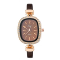 Détail de la lunette en cristal rose doré et cadran marron de la montre à quartz femme - Cadran café avec chiffres arabes