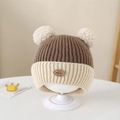 Primer plano del gorro de punto para bebé con rayas marrón beige y dos pompones de pelo blanco - 1-3 Años / Marrón