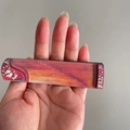Miniatur-Guzheng-Kühlschrankmagnet aus Holz mit feinen roten Saiten und Blumenmuster - Guzheng (Hölzern)