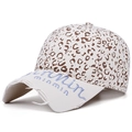 Dettaglio del cappellino leopardato con ricamo minmin blu e visiera con effetto usurato - Bianco