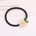 Élastique à cheveux élégant avec fleur de poirier blanche et feuilles vertes sur cordon noir - Élastique à cheveux Marguerite / Blanc/Jaune/Noir