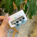 Primer plano de lindo pendiente de perro de acrílico azul claro en tarjeta decorativa - Azul-Perro