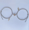 Bracelets de couple en argent avec fermoir cœur magnétique et pendentifs croix sur fond blanc - Bracelet Croix A