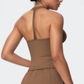 Gedetailleerd achteraanzicht van bruine yoga sportbeha met racerback design en elastische stof - S / koffiekleur