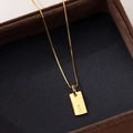 Minimalist gold S925 silver necklace featuring a rectangular pendant with letter I - Letter I / Gold