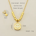 Detailansicht der 18K vergoldeten Edelstahlkette mit Smiley-Anhänger aus Muschel - Gold